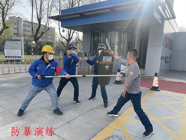 行政保卫部开展反恐防暴演练3.jpg