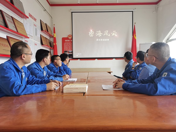 5月10日，尿素车间管理组与化工班组共同观看保密教育警示片密海风云.jpg