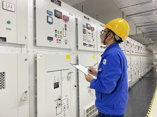 运行员工第五江明在配电室里排查隐患.jpg
