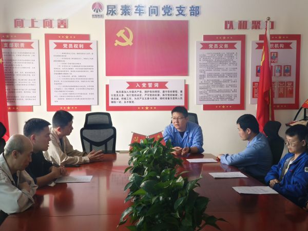 4月28日，车间工艺主任王庆振对班组考试试卷进行点评.jpg