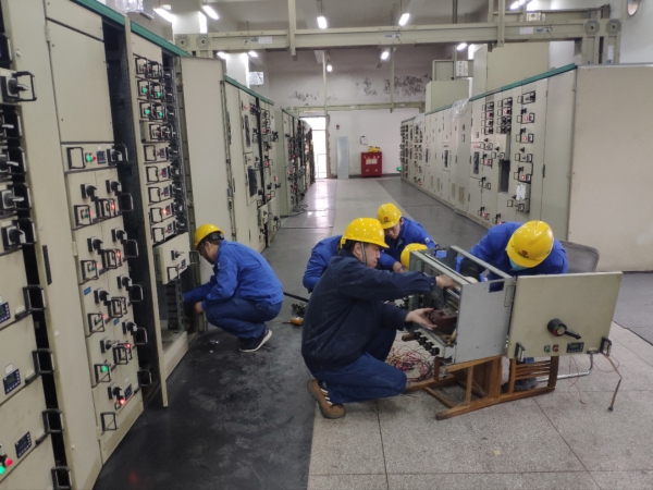 12月，检修二班自主维修配电室开关柜.jpg