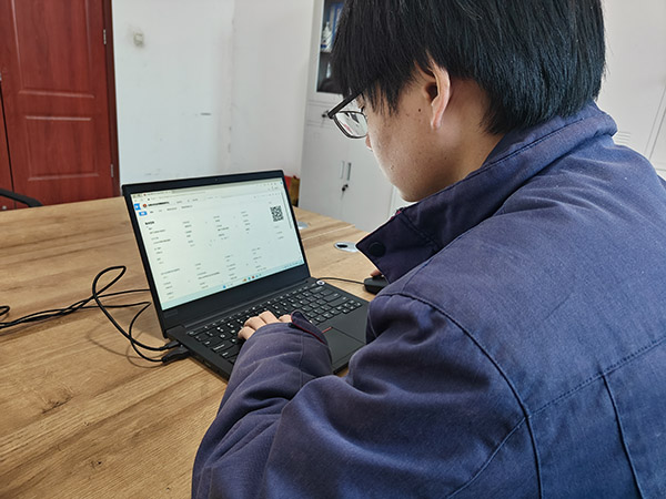 仪表工崔晨在使用设备全生命周期管理平台查询仪表资料.jpg