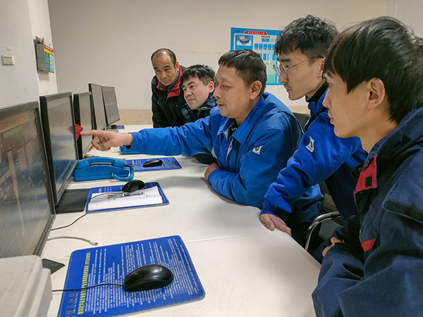 车间技术人员冯治在给员工讲解节能技改项目投入注意事项.jpg
