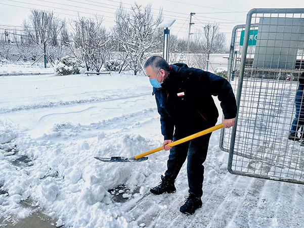 郭小龙带头清理积雪.jpg