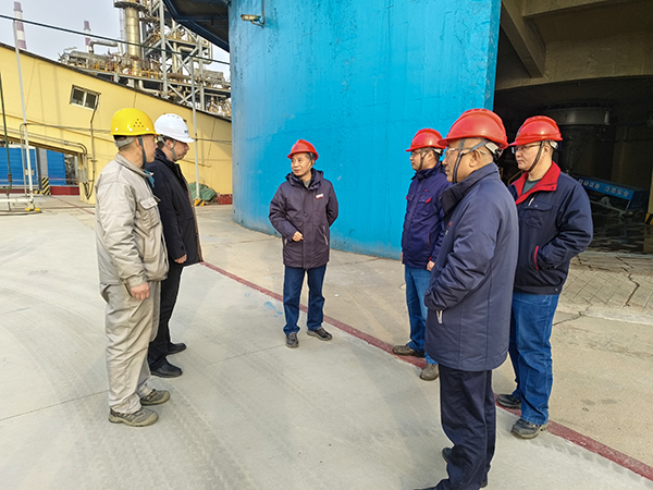 2月18日，基建部部长张政权与尿素车间主任王涛现场检查项目情况1.jpg