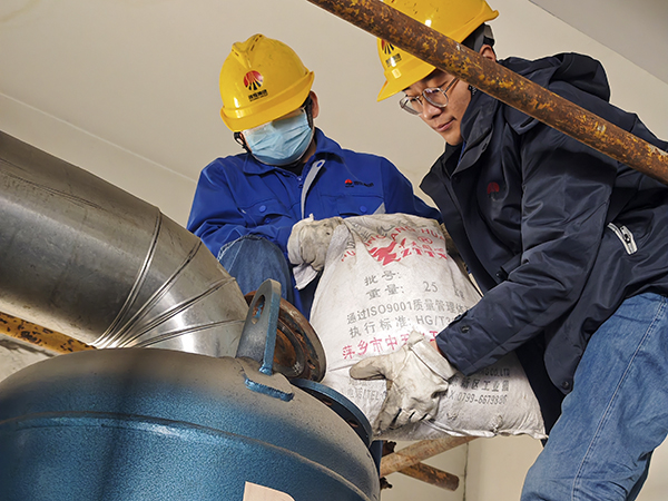 2.19日动力车间三期干燥机厂房内，刘凯、张乐正在更换吸附剂.jpg
