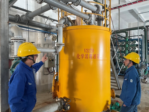3.18日动力车间三期脱盐水厂房内田亮正在对班组人员进行反渗透化洗讲解.jpg