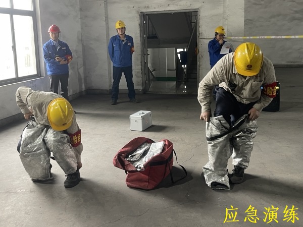 演练中穿戴防护用具.jpg