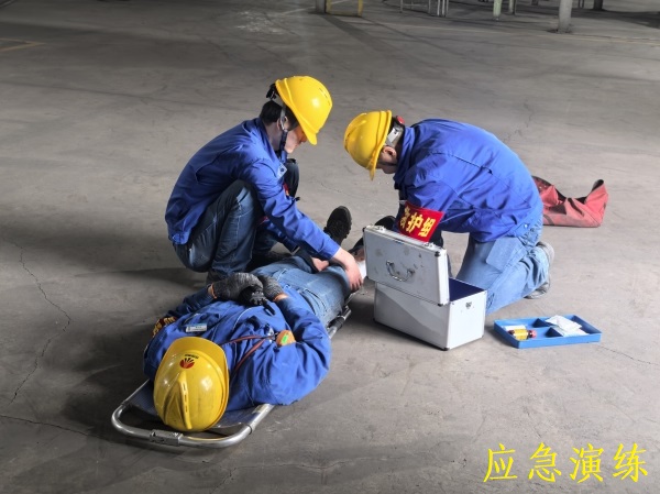演练中伤员紧急救助.jpg
