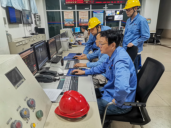 4月21日，3号锅炉点炉，车间各工艺人员正在精心操作，严密监控.jpg