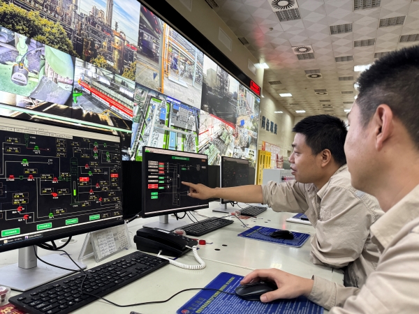 岗位人员正在对联锁投用情况排查.jpg