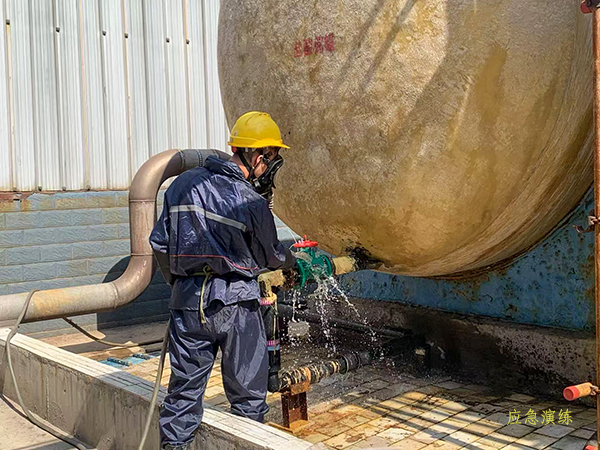 现场操作工对盐酸泄漏处进行冲水处置   600.jpg