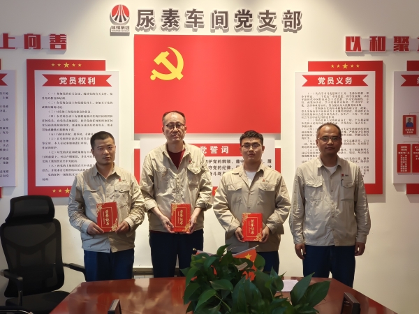 6月20，主任王涛为化工二班颁奖.jpg