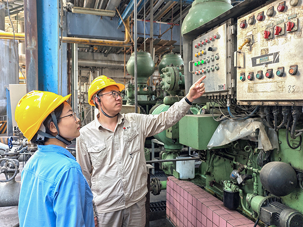 2025年6月23日，设备员对班组人员进行现场教学.jpg