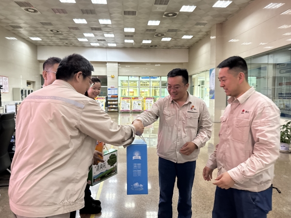 车间领导现场送清凉.jpg