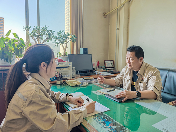 人力资源部部长郭淑平与职工进行思想谈话.jpg