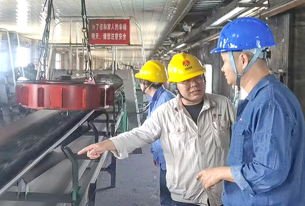6月27日，技术员林佳峰和安技员李青就环保项目仓顶全密封导料槽对承包商技术.安全.和进度要求.jpg