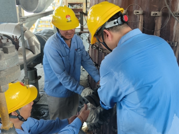 7月2日，计控电仪部三期检修工作正式拉开序幕，仪表工正在进行气化楼检修任务.jpg