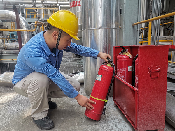 青工张根潮检查灭火器材.jpg