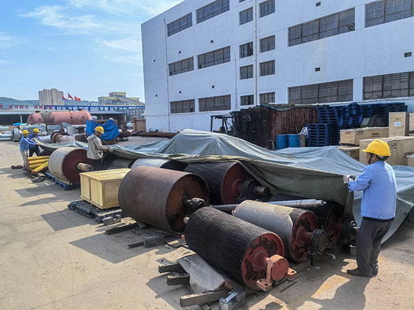 现场人员开展设备覆盖防水布工作.jpg