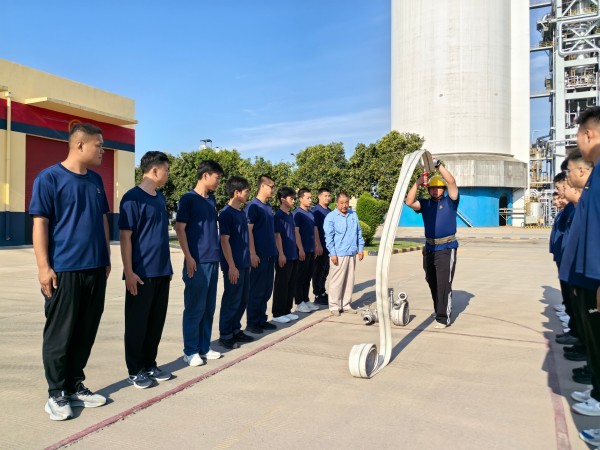 消防队新队员水带连接.jpg