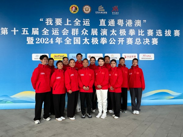 苑宝剑和队友在全运会赛场合影留念（后排左一为苑宝剑）.jpg