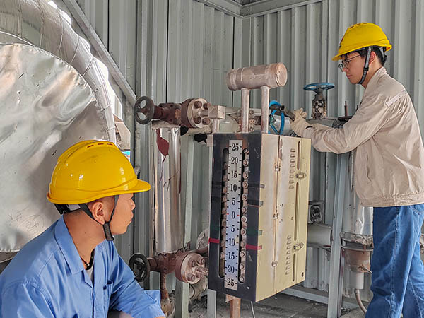 魏高强现场指导董宇斌冲洗汽包水位计.jpg