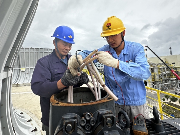 电气检修工刘冲测量接线绝缘.jpg