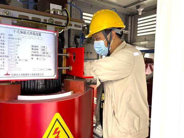 运行工段员工何驰正在消弧线圈室紧固母线1.jpg