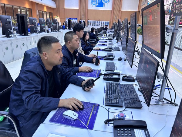2025彬州公司中修，蒸汽管网及发电机顺利投运，中控人员认真监盘.jpg