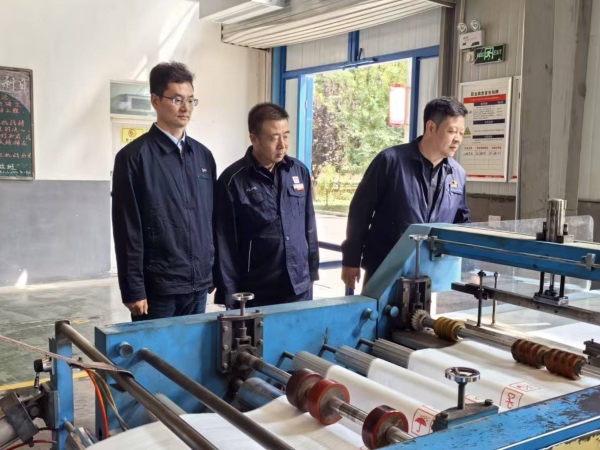 9月22日，延长石油物流包装制品分公司总经理在重载膜车间，结合生产实际，向渭河塑业考察人员详解工艺与管理要点。.jpg