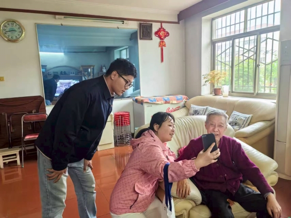 131760313852443836.jpg 10月10日  人力资源部组织开展线下年检专项服务.jpg