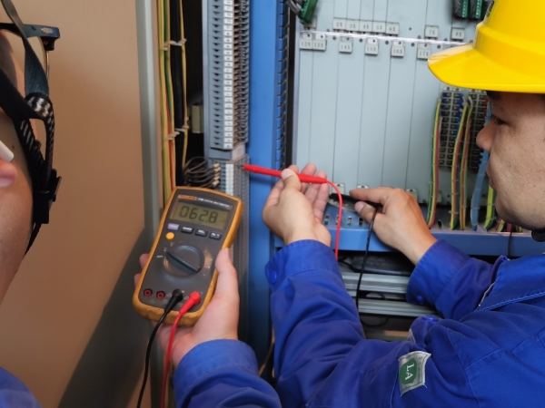 211761005401537069.jpg 正在检查直流对地电压.jpg