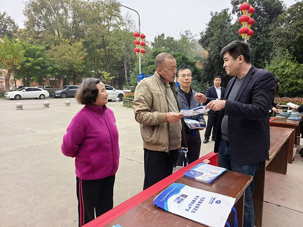 311761873001291682.jpg 为退休职工解答相关政策.jpg