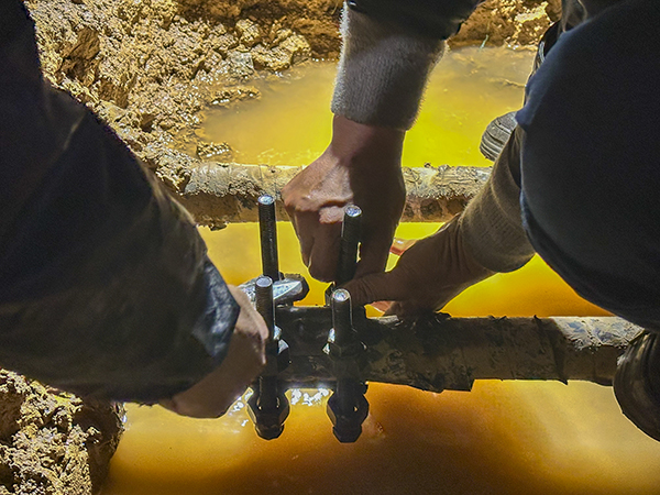 061762411196407008.jpg 现场安装卡具.jpg