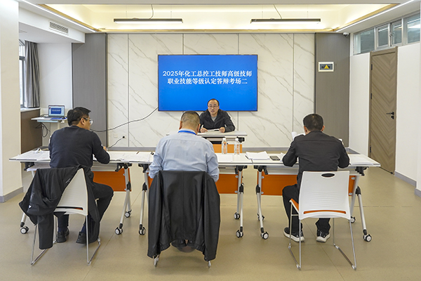 论文答辩现场  600.jpg