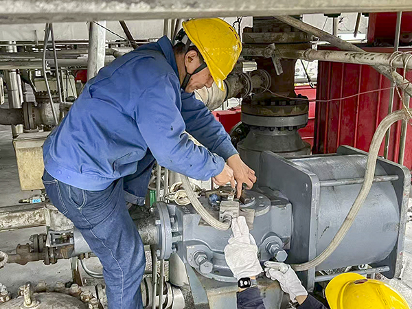 11月7日立冬当天，冒着寒风细雨，计控电仪部仪表工们正在现场进行检修工作，为冬季装置平稳运行筑牢安全屏障3  futu.jpg