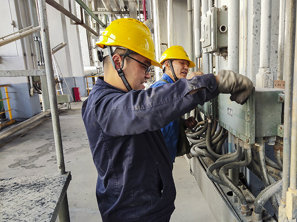 11月7日立冬当天，冒着寒风细雨，计控电仪部仪表工们正在现场进行检修工作，为冬季装置平稳运行筑牢安全屏障.jpg