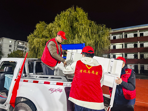 2025年11月8日渭化集团“安康杯”足球赛决赛-搬运物资.jpg
