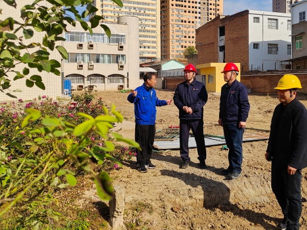 211763713707500088.jpg 11月20日上午,集团公司党委书记、董事长、总经理赵强亲临办公楼南侧绿化改造升级工程现场实地督导工作-1.jpg