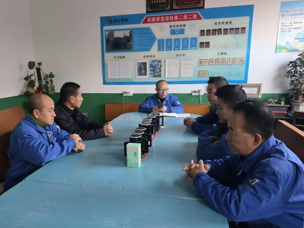 281764290681211330.jpg 每天早晨各班组认真开展安全教育学习.jpg