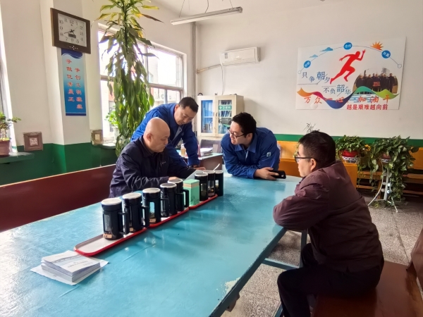 281764290689183146.jpg 支部书记李风明落实班组奖金发放制度.jpg