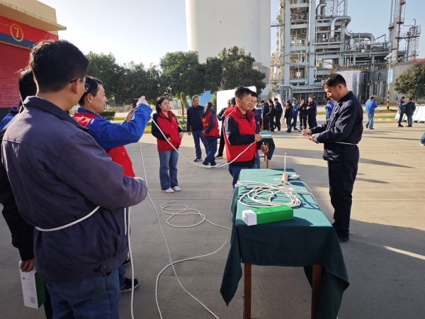 281764292007105478.jpg 11月27日,在计控电仪部副部长沈敬辉的带领下,员工们积极参与逃生绳结“生死时速”活动.jpg