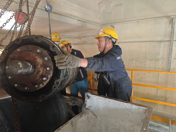 081765155825813887.jpg 党刘伟进行滚筒的复位吊装作业(1).jpg