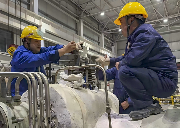 121765524362282154.jpg 肖睿与车间技术员在调节阀处架设百分表 600.jpg