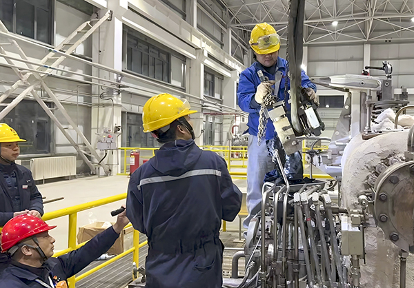 121765524380109690.jpg 李旭东与肖睿吊装旧油动机 600.jpg