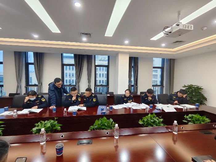 251766623486272563.jpg 12月23日,交叉执法组会议室查阅资料,(1).jpg