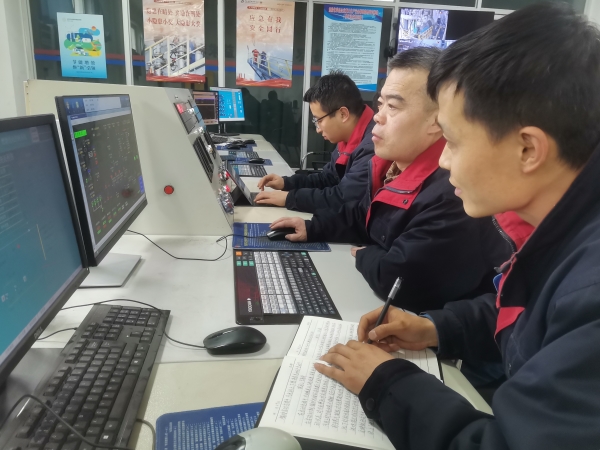 041767507785605240.jpg 王斐飞向姬霄请教学习.jpg
