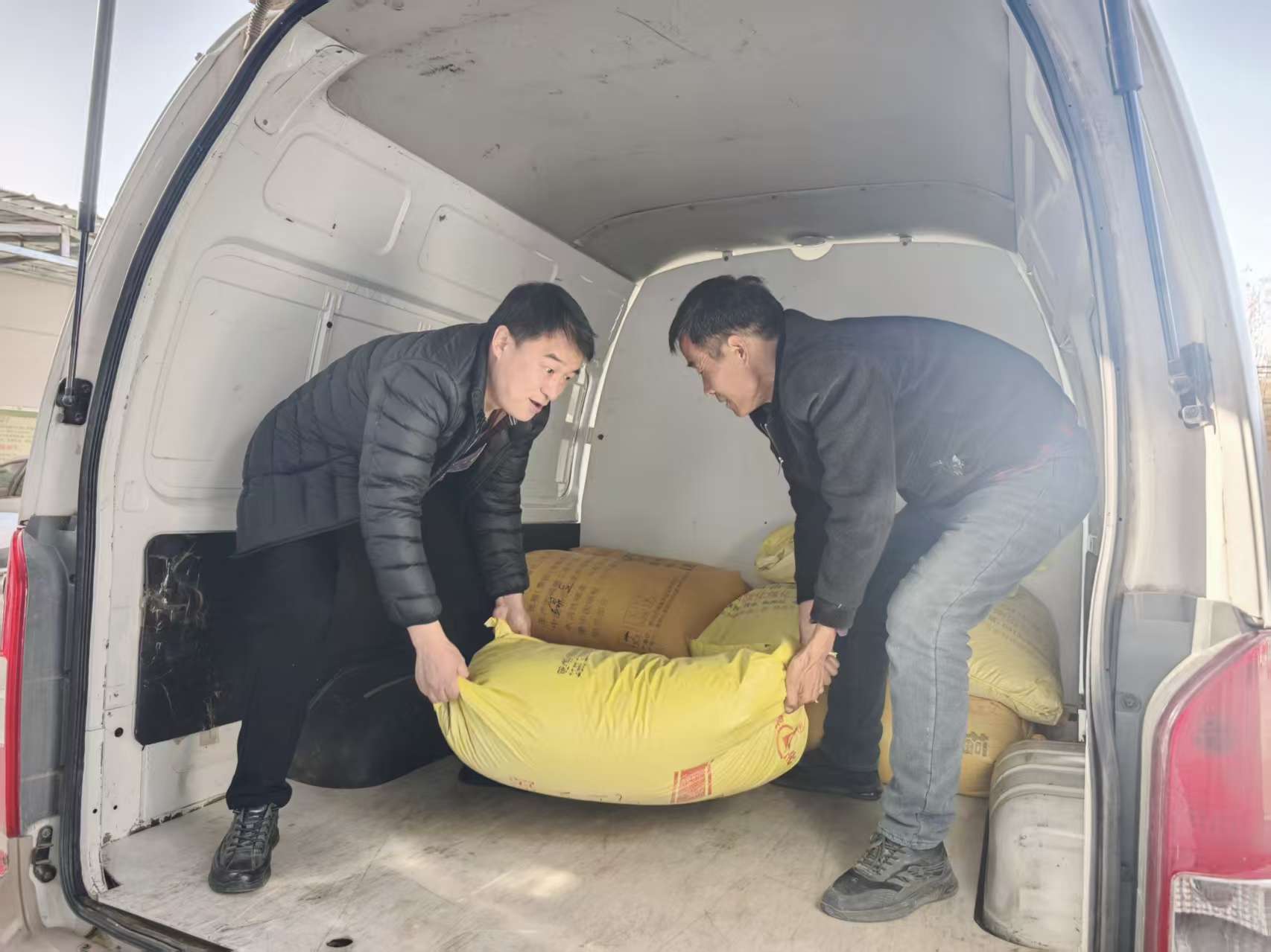 201768878263548393.jpg 2026年1月16日公司来阿兰寨村运输2025年度消费帮扶农产品.jpg