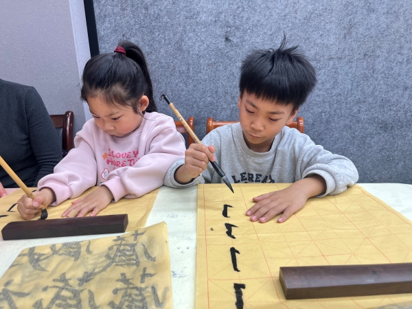 111770791103134608.jpg 职工杨小艺的儿女书法练习.jpg